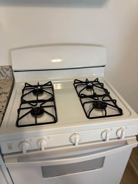 Gas stove with four burners